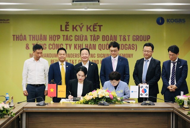 B&agrave; Nguyễn Thị Thanh B&igrave;nh, Ph&oacute; Tổng Gi&aacute;m đốc T&amp;T Group (b&ecirc;n tr&aacute;i) v&agrave; b&agrave; Choi Yeon Hye (b&ecirc;n phải), Tổng Gi&aacute;m đốc KOGAS k&yacute; thoả thuận hợp t&aacute;c. &nbsp;