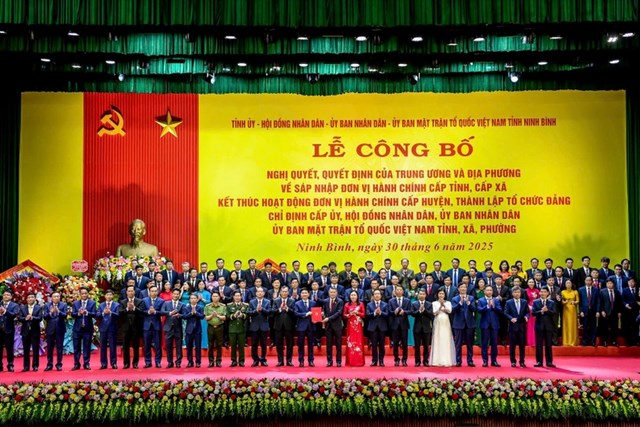 Trưởng Ban Tổ chức Trung ương trao Quyết định của Bộ Chính trị về thành lập Đảng bộ tỉnh Ninh Bình nhiệm kỳ 2020-2025.