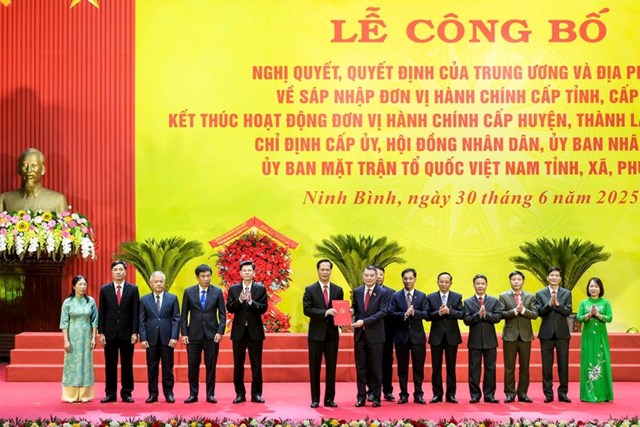 Trưởng Ban Tổ chức Trung ương trao Quyết định của Ban B&iacute; thư chỉ định Uỷ ban Kiểm tra, Chủ nhiệm, c&aacute;c Ph&oacute; Chủ nhiệm UBKT Tỉnh uỷ Ninh B&igrave;nh nhiệm kỳ 2020-2025.
