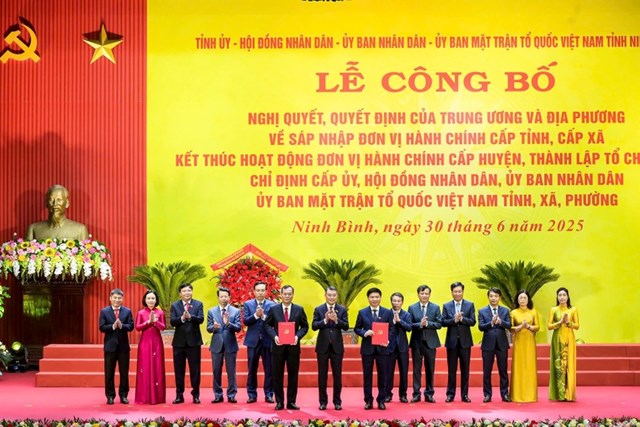 Trưởng Ban Tổ chức Trung ương trao Nghị quyết của Uỷ ban Thường vụ Quốc hội về việc chỉ định Chủ tịch, Ph&oacute; Chủ tịch HĐND tỉnh; Trưởng c&aacute;c Ban của HĐND tỉnh; Trưởng Đo&agrave;n, Ph&oacute; Trưởng Đo&agrave;n ĐBQH tỉnh Ninh B&igrave;nh nhiệm kỳ 2021-2026.