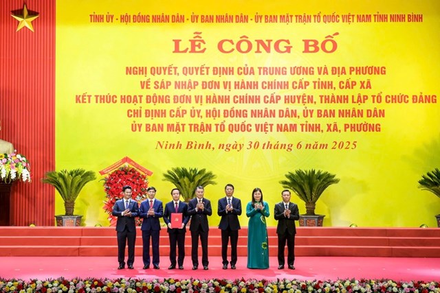 Trưởng Ban Tổ chức Trung ương trao Quyết định của Thủ tướng Ch&iacute;nh phủ về việc chỉ định Chủ tịch, Ph&oacute; Chủ tịch UBND tỉnh nhiệm kỳ 2021-2026.