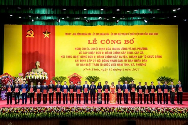 B&iacute; thư Tỉnh uỷ Ninh B&igrave;nh Trương Quốc Huy trao quyết định th&agrave;nh lập c&aacute;c Đảng bộ x&atilde;, phường của tỉnh Ninh B&igrave;nh.