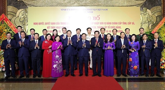 L&atilde;nh đạo Bắc Ninh v&agrave; Bắc Giang chụp ảnh tại sự kiện.