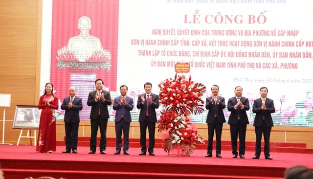 Đại tướng Lương Tam Quang tặng lẵng hoa chúc mừng Đảng bộ, chính quyền và Nhân dân tỉnh Phú Thọ. (Ảnh: Hiền Anh)