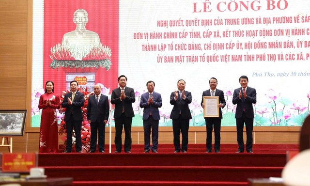 Đại tướng Lương Tam Quang - Ủy vi&ecirc;n Bộ Ch&iacute;nh trị, B&iacute; thư Đảng ủy C&ocirc;ng an Trung ương, Bộ Trưởng Bộ C&ocirc;ng an trao quyết định của Trung ương cho l&atilde;nh đạo tỉnh Ph&uacute; Thọ