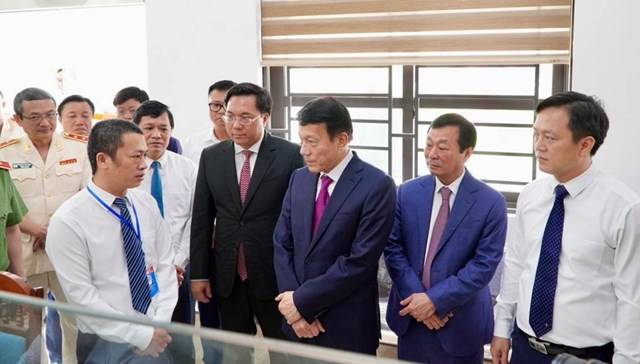 Đại tướng Lương Tam Quang - Ủy vi&ecirc;n Bộ Ch&iacute;nh trị, B&iacute; thư Đảng ủy C&ocirc;ng an Trung ương, Bộ trưởng Bộ C&ocirc;ng an đ&atilde; đi thăm Trung t&acirc;m Phục vụ h&agrave;nh ch&iacute;nh c&ocirc;ng x&atilde; Bản Nguy&ecirc;n.
