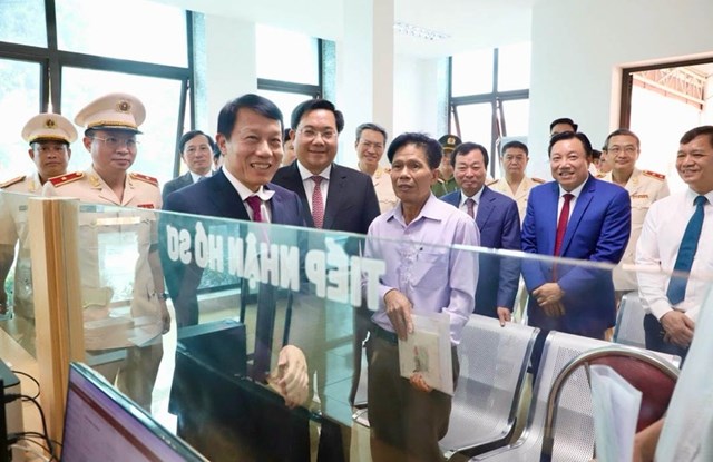 Đại tướng Lương Tam Quang thăm trụ sở C&ocirc;ng an x&atilde; Bản Nguy&ecirc;n.