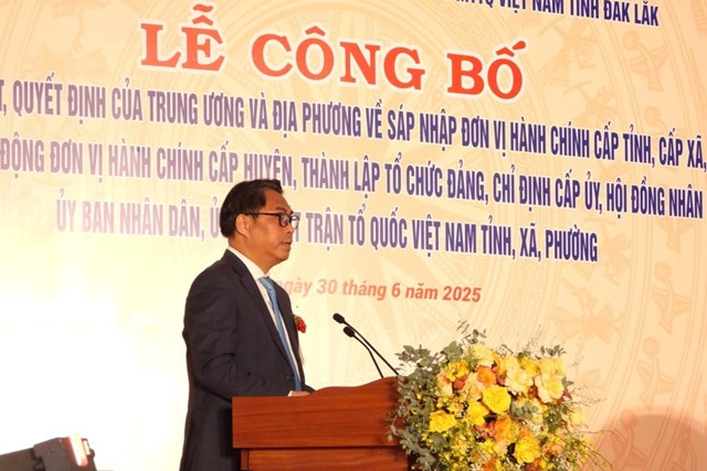 &Ocirc;ng Phan Thăng An - Ph&oacute; Trưởng Ban Tổ chức Trung ương c&ocirc;ng bố c&aacute;c nghị quyết, quyết định của Trung ương.