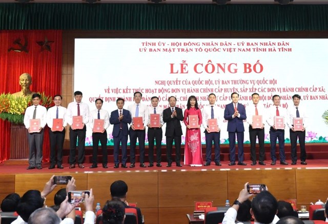 Thường trực Tỉnh ủy H&agrave; Tĩnh trao c&aacute;c quyết định lu&acirc;n chuyển, điều động c&aacute;n bộ về c&aacute;c x&atilde; phường.