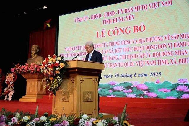 Thứ trưởng Bộ Nội vụ Nguyễn Mạnh Khương c&ocirc;ng bố loạt nghị quyết v&agrave; quyết định.