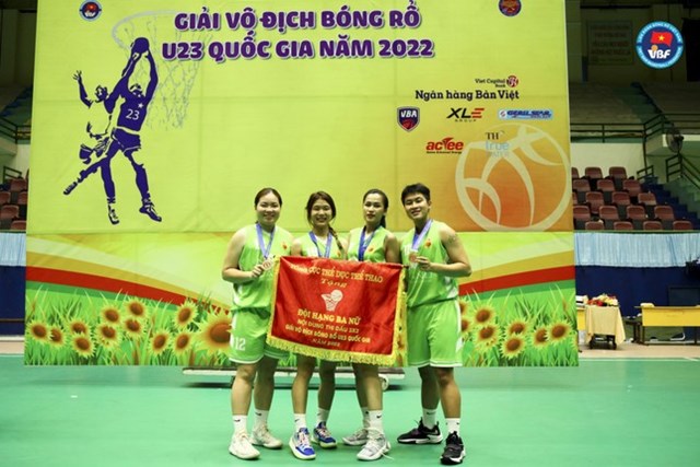 Hồng Tuyết v&agrave; đồng đội đoạt huy chương đồng nội dung 3x3 tại giải v&ocirc; địch b&oacute;ng rổ U23 quốc gia năm 2022 - Ảnh:VBF &nbsp;