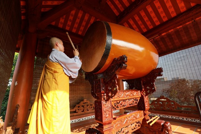 Ch&ugrave;a Thi&ecirc;n Quang - B&igrave;nh Dương cử ba hồi chu&ocirc;ng nhất t&acirc;m cầu nguyện quốc th&aacute;i d&acirc;n an, đất nước vững bước ph&aacute;t triển, nh&acirc;n t&acirc;m an h&ograve;a, đạo ph&aacute;p xương minh, nh&acirc;n ng&agrave;y đầu ti&ecirc;n c&aacute;c địa phương tr&ecirc;n cả nước ch&iacute;nh thức vận h&agrave;nh m&ocirc; h&igrave;nh ch&iacute;nh quyền địa phương hai cấp sau s&aacute;p nhập. (Ảnh: Ch&ugrave;a Thi&ecirc;n Quang - B&igrave;nh Dương)