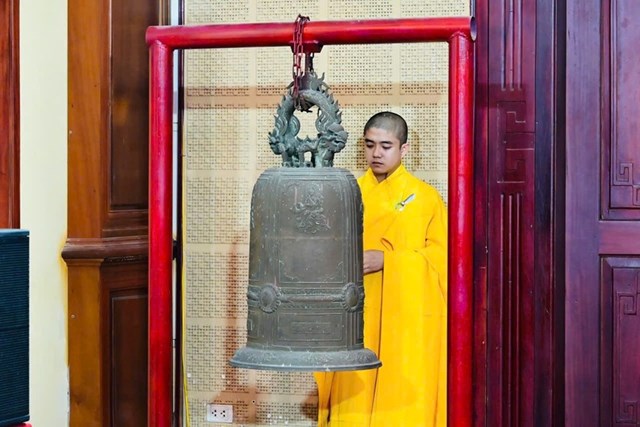 Đ&uacute;ng 00h ng&agrave;y 1/7, Học viện cũng trang nghi&ecirc;m cử h&agrave;nh Đại lễ Cầu nguyện quốc th&aacute;i d&acirc;n an nh&acirc;n thời khắc lịch sử của d&acirc;n tộc.