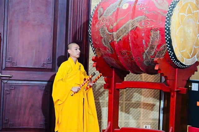 S&aacute;ng nay ng&agrave;y 1/7, ch&ugrave;a Học viện Phật gi&aacute;o Việt Nam tại H&agrave; Nội cử chu&ocirc;ng, trống B&aacute;t nh&atilde; cầu nguyện quốc th&aacute;i, d&acirc;n an; ho&agrave; b&igrave;nh thịnh trị cho đất nước trong kỷ nguy&ecirc;n ph&aacute;t triển mới.