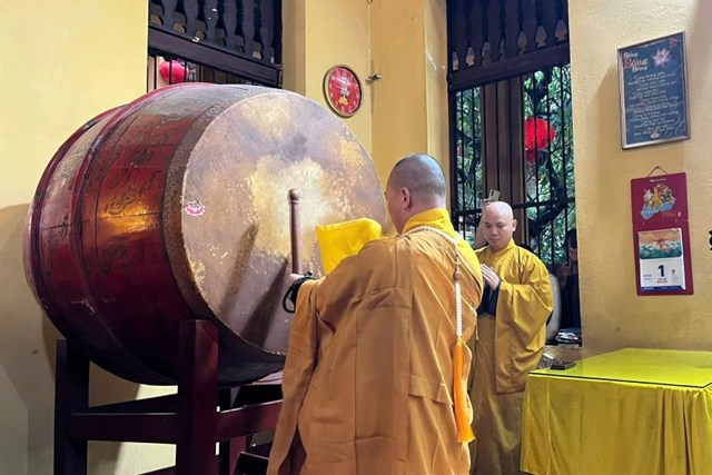 Cử trống B&aacute;t nh&atilde; cầu quốc th&aacute;i d&acirc;n an tại Ch&ugrave;a Qu&aacute;n Sứ, H&agrave; Nội (Ảnh: B&aacute;o C&ocirc;ng thương)