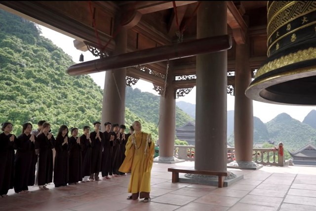 Những tiếng chu&ocirc;ng vang l&ecirc;n từ ch&ugrave;a Tam Ch&uacute;c, Ninh B&igrave;nh v&agrave;o l&uacute;c 6h s&aacute;ng nay. (Ảnh: Chụp m&agrave;n h&igrave;nh)