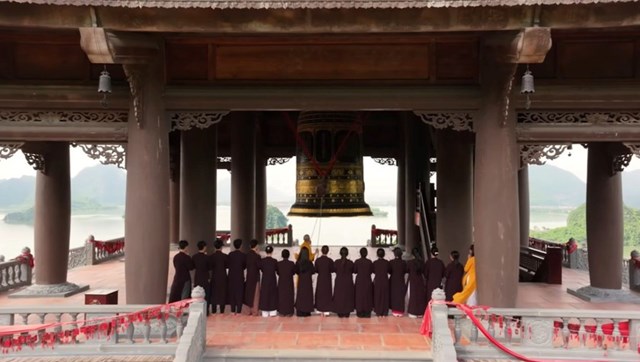 Hơn 18.000 ng&#244;i ch&#249;a khắp cả nước đồng loạt ng&#226;n vang tiếng chu&#244;ng cầu nguyện quốc th&#225;i d&#226;n an - Ảnh 1