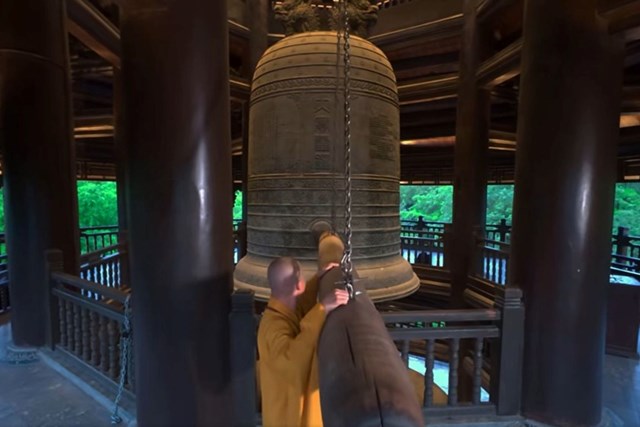 Ch&ugrave;a B&aacute;i Đ&iacute;nh (Ninh B&igrave;nh) cũng trang nghi&ecirc;m thỉnh Đại Hồng Chung, nguyện cầu Quốc th&aacute;i d&acirc;n an, đất nước phồn vinh, d&acirc;n tộc đo&agrave;n kết. (Ảnh: Chụp m&agrave;n h&igrave;nh)