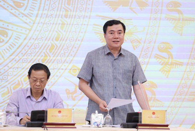 Thứ trưởng Bộ Công Thương Nguyễn Sinh Nhật Tân cung cấp thông tin về việc về quản lý thuế đối với hoạt động thương mại điện tử. (Ảnh: VGP)