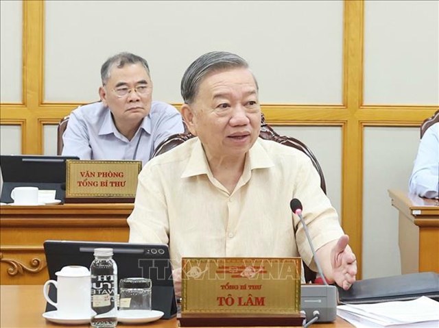 Tổng Bí thư Tô Lâm yêu cầu tiếp tục tăng cường lãnh đạo, chỉ đạo toàn bộ các công việc theo thẩm quyền của 2 cấp phải được thực hiện thông suốt, không để chậm trễ, không để sót việc, mục tiêu xuyên suốt là phục vụ người dân và doanh nghiệp tốt hơn - Ảnh: TTXVN