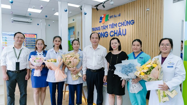 PGS TS BS Tăng Ch&iacute; Thượng tặng hoa ch&uacute;c mừng &ecirc;-k&iacute;p y, b&aacute;c sĩ của Nh&agrave; thuốc v&agrave; trung t&acirc;m ti&ecirc;m chủng Long Ch&acirc;u tại địa chỉ số 203 đường 3/2, Phường 11, Quận 10 đ&atilde; phối hợp cấp cứu sốc phản vệ th&agrave;nh c&ocirc;ng cho người bệnh (ng&agrave;y 5/7/2024) &nbsp;