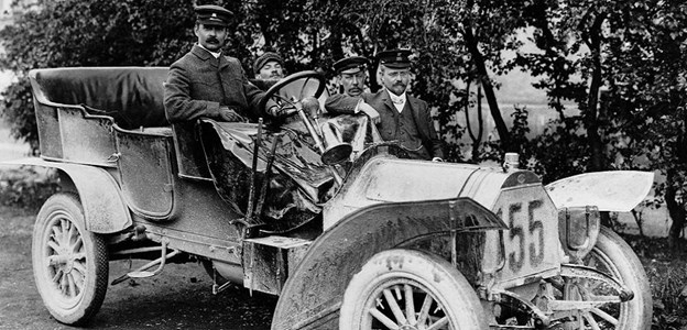 August Horch từng l&agrave;m việc cho&nbsp;Karl Benz, người s&aacute;ng lập thương hiệu Mercedes-Benz