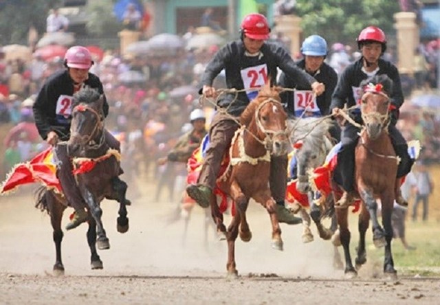 Giải đua ngựa truyền thống Bắc H&agrave; hấp dẫn du kh&aacute;ch.