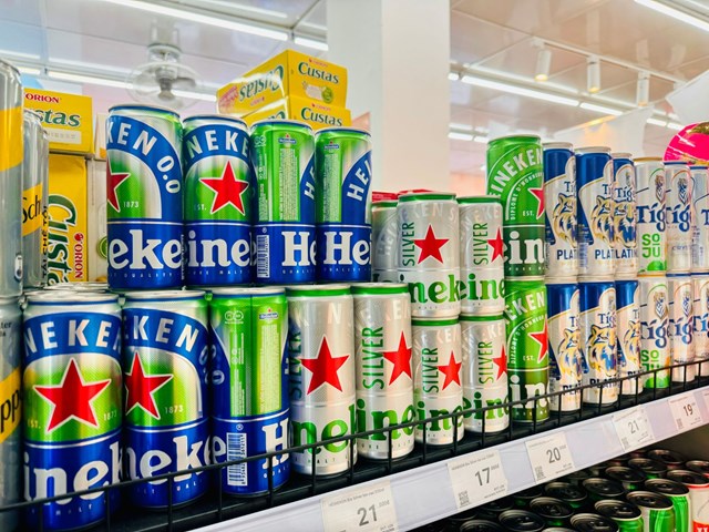 Bia Heineken tr&ecirc;n quầy kệ si&ecirc;u thị. (Ảnh: Đức Huy).