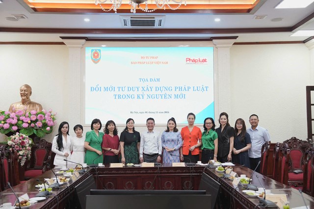 L&atilde;nh đạo B&aacute;o Ph&aacute;p luật Việt Nam v&agrave; c&aacute;c Ph&oacute;ng vi&ecirc;n, Bi&ecirc;n tập vi&ecirc;n tại Tọa đ&agrave;m Đổi mới tư duy x&acirc;y dựng ph&aacute;p luật trong kỷ nguy&ecirc;n mới. Ảnh P.Mai