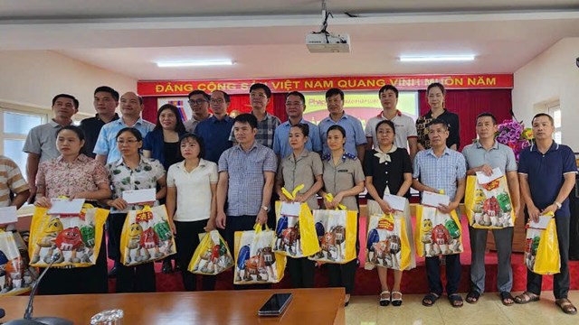 Đoàn công tác của Báo Pháp luật Việt Nam tặng quà cán bộ Tư pháp, Thi hành án bị ảnh hưởng bởi cơn bão số 3 năm 2023.