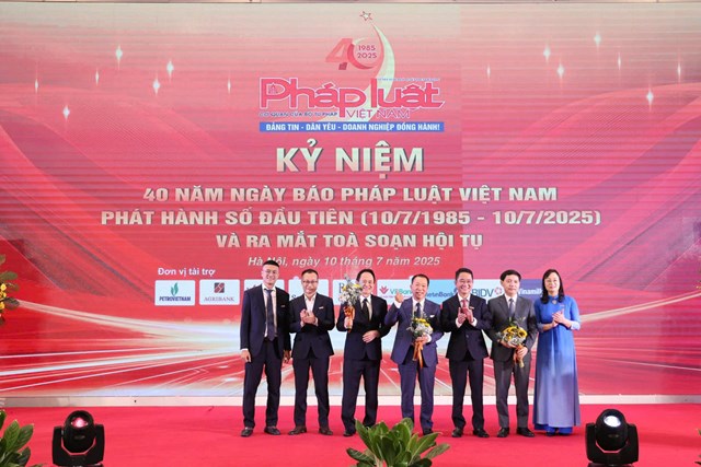 Ban Bi&ecirc;n tập B&aacute;o Ph&aacute;p luật Việt Nam tặng hoa tri &acirc;n c&aacute;c đồng ch&iacute; nguy&ecirc;n l&atilde;nh đạo B&aacute;o.
