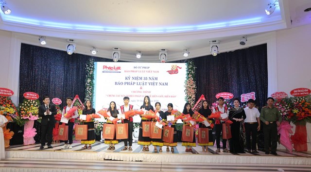 Đại diện B&aacute;o Ph&aacute;p luật Việt Nam trao 10 suất học bổng cho học sinh Trường Phổ th&ocirc;ng D&acirc;n tộc Nội tr&uacute; tỉnh Gia Lai.