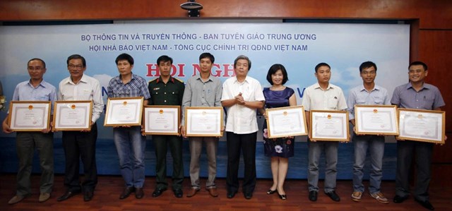 Nh&agrave; b&aacute;o Ho&agrave;ng Thủy (l&uacute;c đang c&ocirc;ng t&aacute;c B&aacute;o Ph&aacute;p luật Việt Nam, đứng thứ 4 từ phải sang) nhận Bằng khen của Bộ Th&ocirc;ng tin v&agrave; Truyền th&ocirc;ng v&igrave; c&oacute; th&agrave;nh t&iacute;ch trong c&ocirc;ng t&aacute;c tuy&ecirc;n truyền về biển đảo.