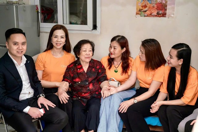 Đại diện B&aacute;o Ph&aacute;p luật Việt Nam v&agrave; c&aacute;c nh&agrave; hảo t&acirc;m đến thăm v&agrave; trao qu&agrave; cho c&aacute;c gia đ&igrave;nh ch&iacute;nh s&aacute;ch phường Ngọc Kh&aacute;nh, Ba Đ&igrave;nh, H&agrave; Nội.