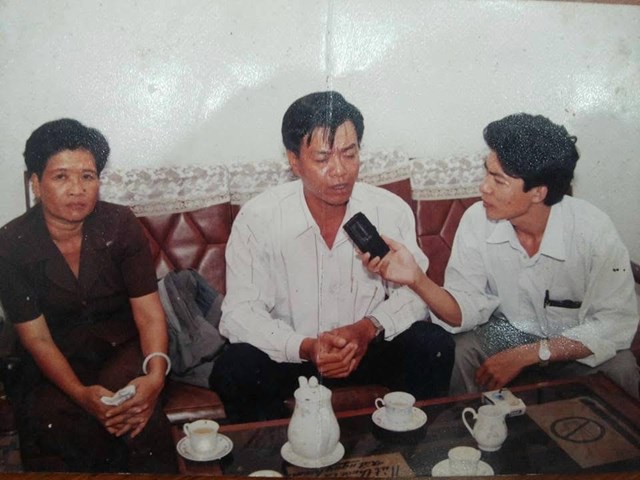 Nhà báo Đăng Bình phỏng vấn anh Bùi Minh Hải (sinh năm 1956, ngụ tại xã Long Tân, huyện Nhơn Trạch, tỉnh Đồng Nai) - người bị kết án tù chung thân về ba tội giết người, cướp tài sản công dân và hiếp dâm nhưng được minh oan và trả tự do sau loạt bài “Vụ án chiếc đồng hồ Seiko” của Nhà báo Đăng Bình đăng trên Báo Pháp luật Việt Nam năm 1998-1999. (Ảnh chụp năm 2000 khi Nhà báo Đăng Bình đang công tác tại Báo Pháp luật Việt Nam).