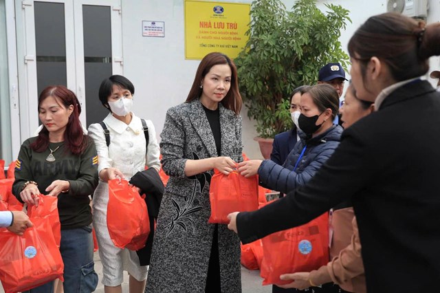 Nh&agrave; b&aacute;o V&acirc;n Hương đại diện B&aacute;o Ph&aacute;p luật Việt Nam v&agrave; c&aacute;c nh&agrave; hảo t&acirc;m trao qu&agrave; cho người bệnh ngh&egrave;o đang điều trị tại Bệnh vi&ecirc;n K cơ sở T&acirc;n Triều.