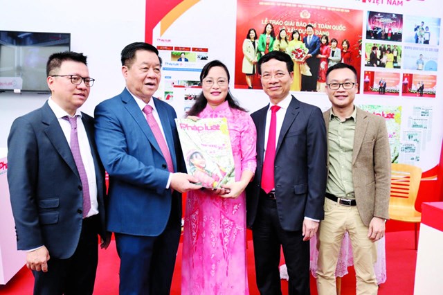 B&#225;o Ph&#225;p luật Việt Nam: G&#243;p phần thắp s&#225;ng tinh thần thượng t&#244;n ph&#225;p luật trong x&#227; hội - Ảnh 1