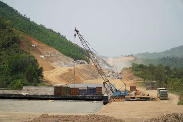 Phó Thủ tướng Lê Thành Long: “Thi công '3 ca, 4 kíp', quyết đưa 4 dự án đường cao tốc về đích đúng hẹn”Công trường thi công cao tốc Khánh Hòa - Buôn Ma Thuật. Ảnh: VGP