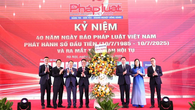 Thứ trưởng Nguyễn Thanh Ngọc (thứ 3 bên phải)tặng hoa chúc mừng Báo Pháp luật Việt Nam.