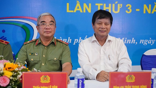 Ông Trần Trọng Dũng (phải) - Phó chủ tịch Hội Nhà báo Việt Nam; thiếu tướng Lê Vân - Phó chủ tịch Hiệp hội Thể thao CAND, Bộ Công an; Chủ tịch CLB bóng đá PVF-CAND. ẢNH: ĐỨC THIỆU.