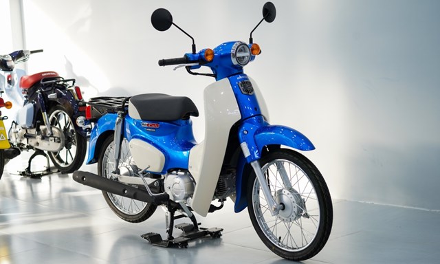 Honda Super Cub 50 tại một cửa h&agrave;ng tr&ecirc;n đường Hồng B&agrave;ng, quận 5, TP HCM. (Ảnh: Phạm Trung). &nbsp;