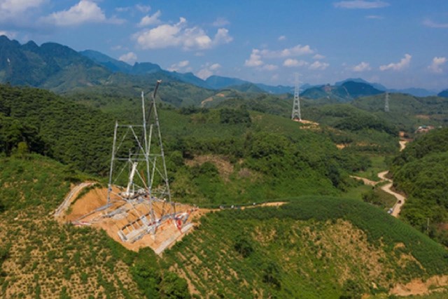 Dự án đường dây 500kV Lào Cai - Vĩnh Yên đang tận dụng thời gian để về đích đúng thời điểm 19/8. (Ảnh: EVN).