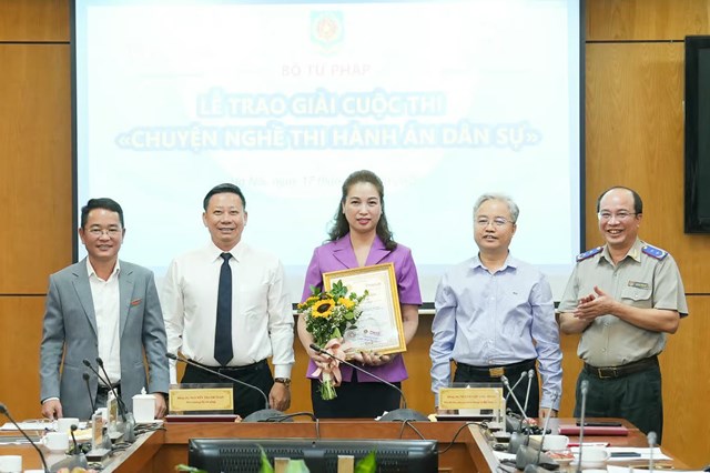 Thứ trưởng Bộ Tư pháp Nguyễn Thanh Ngọc, Phó Bí thư chuyên trách Đảng ủy Bộ Tư pháp Nguyễn Quang Thái, Tổng biên tập Báo Pháp luật Việt Nam Vũ Hoài Nam và Cục trưởng Cục Quản lý THADS Nguyễn Thắng Lợi trao giải Đặc biệt cho Nhà báo Thu Hằng, Báo Pháp luật Việt Nam.