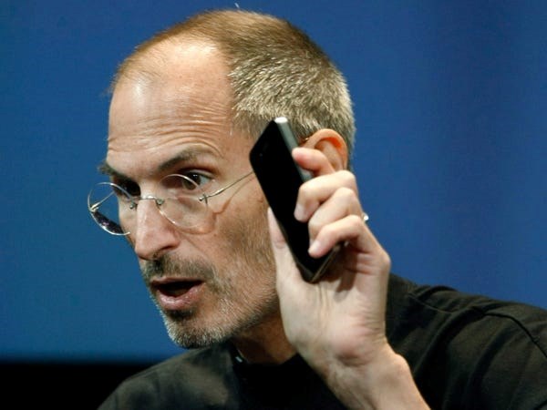 Steve Jobs cho rằng người d&ugrave;ng cầm sai c&aacute;ch n&ecirc;n mới gặp lỗi.