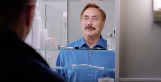 Mike Lindell l&agrave;m diễn vi&ecirc;n trong một video quảng c&aacute;o của MyPillow