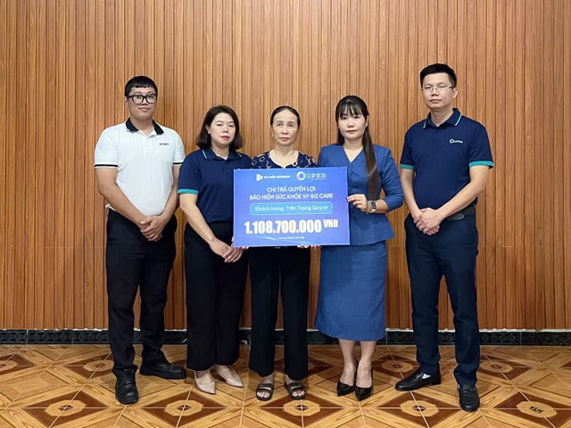 Đại diện OPES v&agrave; VBI đến thăm hỏi, động vi&ecirc;n gia đ&igrave;nh kh&aacute;ch h&agrave;ng &nbsp;
