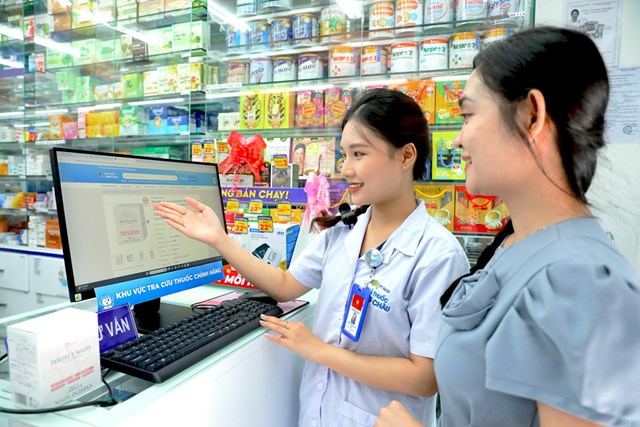 Dược sĩ Long Ch&acirc;u hướng dẫn kh&aacute;ch tra cứu th&ocirc;ng tin sản phẩm ngay tại nh&agrave; thuốc.