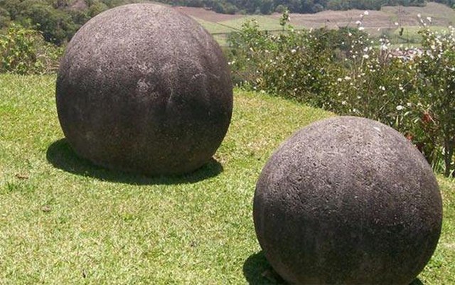 Những quả cầu đ&aacute; nằm trong khu rừng ở Costa Rica.
