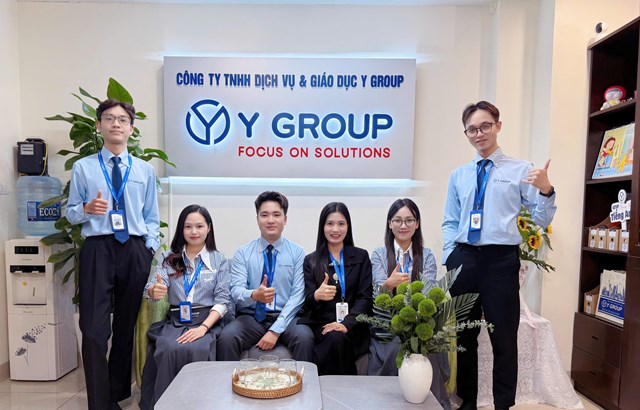 CEO Nguyễn Thị Hải Yến c&ugrave;ng đội ngũ nh&acirc;n sự chủ chốt của Y Group những người lu&ocirc;n ki&ecirc;n định với triết l&yacute; &ldquo;Focus on Solutions&rdquo;, đồng h&agrave;nh c&ugrave;ng c&aacute;c m&ocirc; h&igrave;nh gi&aacute;o dục tr&ecirc;n to&agrave;n quốc.