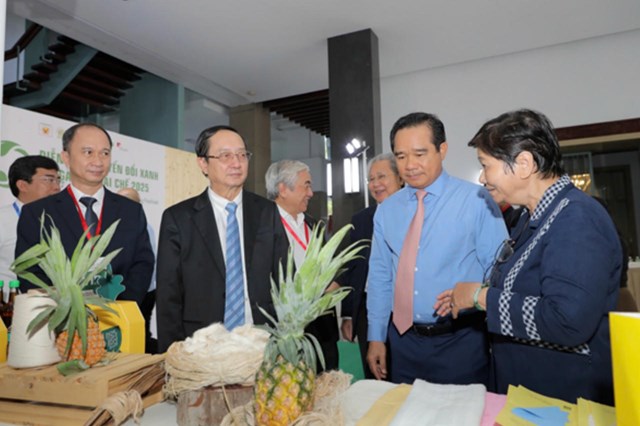 Các đại biểu tham quan gian hàng tái chế sản phẩm bên lề Diễn đàn, Chủ tịch UBND TP Hồ Chí Minh Nguyễn Văn Được (thứ hai từ phải qua).